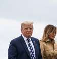 Presidente dos EUA, Donald Trump, ao lado da esposa, Melania, e do filho Barron
REUTERS/Sarah Silbiger  Foto: Reuters