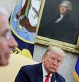 Presidente dos EUA, Donald Trump, observa o especialista em saúde pública Anthony Fauci durante reunião na Casa Branca 
29/04/2020
REUTERS/Carlos Barria  Foto: Reuters