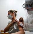 Médica recebe dose de vacina para Covid-19 em Tver, na Rússia
12/10/2020
REUTERS/Tatyana Makeyeva  Foto: Reuters