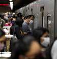 Passageiros embarcam em vagões em estação do metrô de São Paulo
25/06/2020
REUTERS/Amanda Perobelli  Foto: Reuters