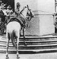 Gaúchos amarram cavalos no obelisco (1930)  Foto: Reprodução