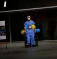 A paciente Helena Elvira, 63 anos, ao deixar o hospital de campanha do Estádio Mané Garrincha, após tratamento para o coronavírus, em Brasília, Brasil, 15 de outubro de 2020. REUTERS/Adriano Machado  Foto: Reuters