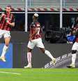  Ibrahimovic foi o grande nome da vitória do Milan  Foto: Daniele Mascolo / Reuters
