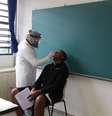 Trabalhador da saúde realiza teste PCR no aluno Kaique Gabriel da Silva na Escola Estadual do Reverendo Almir Pereira Bahia em Taboão da Serra, nos arredores de São Paulo, 15 de outubro de 2020. REUTERS/Amanda Perobelli  Foto: Reuters