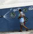 Homem passa por grafite sobre Covid-19 no Rio de Janeiro
07/10/2020
REUTERS/Ricardo Moraes  Foto: Reuters
