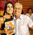 A candidata à Prefeitura Manuela D'Ávila ao lado do cantor e compositor Caetano Veloso  Foto: Reprodução/PCdoB / Estadão Conteúdo