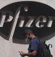 Homem passa em frente ao logo da Pfizer do lado de fora da sede da empresa em Nova York
22/07/2020 REUTERS/Carlo Allegri  Foto: Reuters