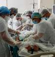 Equipe médica trata paciente com Covid-19 na UTI de hostpial em Aulnay-sous-Bois, perto de Paris
26/10/2020
REUTERS/Gonzalo Fuentes  Foto: Reuters