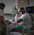 Médicos tratam de paciente com Covid-19 na UTI de hospital em Aulnay-sous-Bois, perto de Paris
26/109/2020
REUTERS/Gonzalo Fuentes  Foto: Reuters