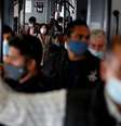 Passageiros utilizando máscaras faciais de proteção viajam em um bonde enquanto a Itália adota novas restrições com o objetivo de conter o aumento das infecções pela Covid-19 em Roma, Itália. 28/10/2020. REUTERS/Guglielmo Mangiapane. 

  Foto: Reuters