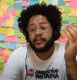 “A possibilidade de se proteger coletivamente (com as vacinas) é uma conquista do povo brasileiro”, argumentou Emicida  Foto: Reprodução