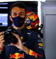 Piloto tailandês tirou fotos de membros da equipe   Foto: Red Bull Content Pool / Grande Prêmio