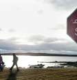 Duas crianças inuítes voltam da escola em Iqaluit  Foto: AFP via Getty Images / BBC News Brasil