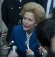 Gillian Anderson está parecida com Thatcher não apenas no visual, como também na voz, no jeito de andar e no gestual  Foto: Divulgação