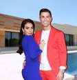 Cristiano Ronaldo e Georgina Rodríguez com a casa de La Finca ao fundo  Foto: Reprodução