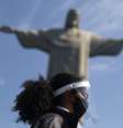 Guarda usando máscara e face shield no Cristo Redentor, no Rio de Janeiro
15/08/2020  REUTERS/Pilar Olivares  Foto: Reuters