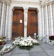 Homenagens em frente à Basílica de Notre-Dame, em Nice  Foto: EPA / Ansa