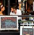 Casal conversa em restaurante em Melbourne  Foto: Sandra Sanders / Reuters