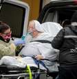 Idosa é transportada a hospital em Nova York em meio à pandemia de coronavírus
24/04/2020
REUTERS/Brendan McDermid  Foto: Reuters