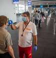 Medição de temperatura no aeroporto de Budapeste  Foto: EPA / Ansa - Brasil