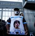 Fã de Maradona em frente à clínica de Buenos Aires onde o ex-craque foi operado  Foto: EPA / Ansa - Brasil