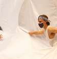 Tanto as mulheres como os homens da companhia Birmingham Royal Ballet usam máscaras e os novos tutus  Foto: Tyrone Singleton / BBC News Brasil
