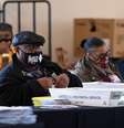 Funcionários trabalham na contagem dos votos em Atlanta, Georgia  Foto: Brandon Bell / Reuters