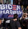 Simpatizantes de Joe Biden comemoram em Nova York, neste sábado; sistema eleitoral do país é indireto  Foto: Reuters / BBC News Brasil