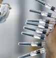 Funcionário da Sinovac em Pequim; paralisação de testes com vacina chinesa no Brasil foi alvo de controvérsias e diferentes versões  Foto: REUTERS/Thomas Peter / BBC News Brasil