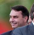 Senador Flávio Bolsonaro e o pai, o presidente Jair Bolsonaro, em Brasília
21/11/2019
REUTERS/Ueslei Marcelino  Foto: Reuters