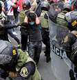 Polícia prende manifestante em protesto após posse de Merino em Lima, Peru 
10/11/2020  REUTERS/Sebastian Castaneda    Foto: Reuters