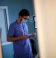 Membro de uma equipe médica na França. 30/10/2020. REUTERS/Benoit Tessier.   Foto: Reuters