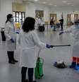 Agente de saúde desinfecta colega após coletarem amostras de moradores para testagem em massa de Covid-19 em Ronda, na Espanha
11/11/2020
REUTERS/Jon Nazca  Foto: Reuters