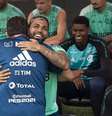 Rogério Ceni e Gabigol se abraçam durante a apresentação do técnico no Flamengo  Foto: Alexandre Vidal/Flamengo