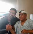 Maradona ao lado de seu médico pessoal, doutor Leopoldo Luque, pouco tempo após a cirurgia na cabeça (Foto: Reprodução/Instagram)  Foto: Gazeta Esportiva