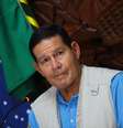 O Vice-Presidente da República, Hamilton Mourão, durante coletiva na noite desta quinta-feira (05), no Comando Militar da Amazônia em Manaus (AM), Mourão e uma comitiva de Ministros cumprem agenda de três dias na Amazônia acompanhados de Embaixadores de 10 países  Foto: Edmar Barros / Futura Press