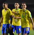 Thiago Silva, Roberto Firmino e Marquinhos comemoram após a partida  Foto: Reuters