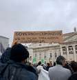 Protesto nas ruas de Lisboa contra medidas do governo no combate ao coronavírus  Foto: Catarina Demony / Reuters