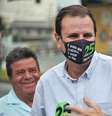 O candidato à prefeitura do Rio de Janeiro (RJ), Eduardo Paes (DEM), visita nesta quarta-feira (11), a estação do BRT na Praça do Bandolim, em Curicica  Foto: Saulo Angelo / Futura Press