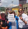 Anna Ohnweiler (à esquerda na imagem) e colegas do grupo Vovós Contra a Direita em Stuttgart em maio de 2019  Foto: DW / Deutsche Welle