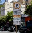 Carros estacionados em área de Zona Azul no bairro do Jardim Paulista zona sul da cidade de São Paulo  Foto: Suamy Beydoun/Agif - Agência de Fotografia / Estadão