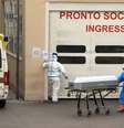 Remoção de vítima de coronavírus em hospital de Milão, norte da Itália  Foto: ANSA / Ansa