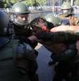 Homem é detido por policiais durante protestos em Santiago, no Chile
18/11/2020 REUTERS/Ivan Alvarado  Foto: Reuters