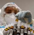 Médica examina testes em um laboratório de hospital temporário para o tratamento de Covid-19 em Moscou 
17/11/2020
REUTERS/Maxim Shemetov  Foto: Reuters