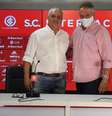 Marcelo Medeiros posa com Abel Braga  Foto: Divulgação/Internacional