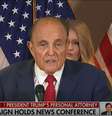Rosto de Rudolph Giuliani ficou manchado pela tintura de cabelo escorrida com o suor da cabeça  Foto: Reprodução