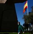 Homem usando máscara caminha perto de bandeira da Espanha em Madri
19/11/2020 REUTERS/Sergio Perez  Foto: Reuters