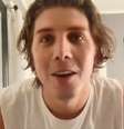 Lukas Gage fez do insulto que recebeu uma ação de autopromoção que viralizou na web  Foto: Reprodução  / Blog Sala de TV