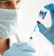A tríplice viral, que protege contra sarampo, caxumba e rubéola, é aplicada em duas doses. A primeira aos 12 meses de vida e a segunda até os 29 anos de idade. Para conter o surto, autoridades estão oferecendo doses de reforço para bebês e jovens adultos.  Foto: Getty Images / BBC News Brasil