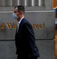 Homem passa em frente a 14 Wall Street, no distrito financeiro de Nova York, EUA
19/11/2020
REUTERS/Shannon Stapleton  Foto: Reuters